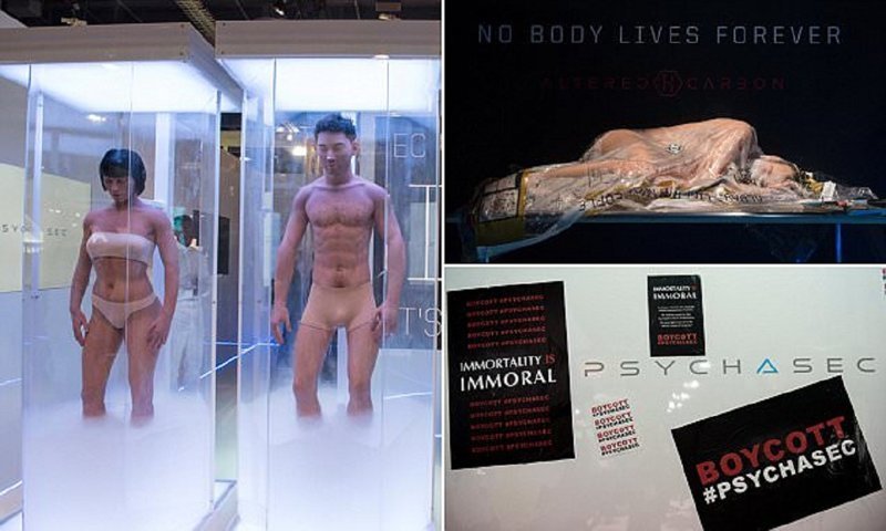 Телеканал напугал посетителей выставки безжизненными телами в мешках (7 фото + 1 видео)
