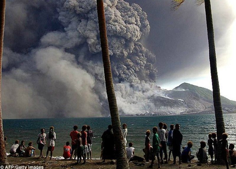 Извержение вулкана в Папуа-Новой Гвинее: тысячи людей эвакуированы, объявлена угроза цунами (2 фото + 1 видео)