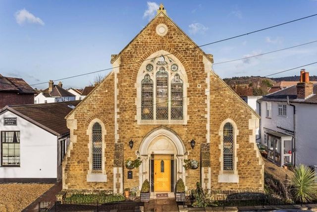 В Великобритании старинную церковь превратили в роскошный особняк (17 фото)