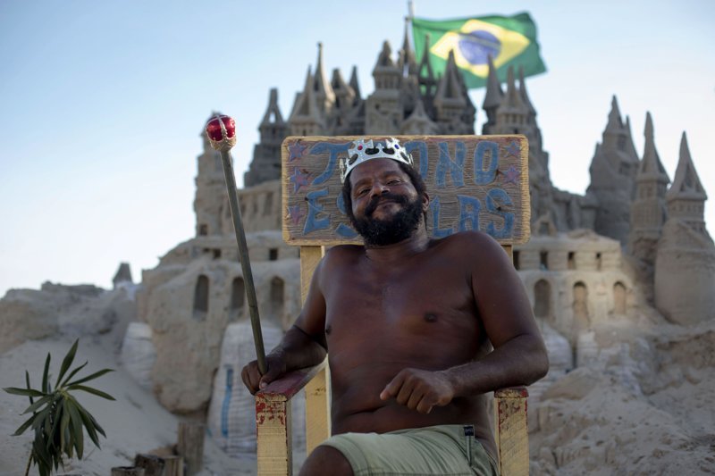 Этот житель Бразилии вот уже 22 года живёт в замке из песка на одном из самых престижных пляжей Рио (12 фото + 1 видео)