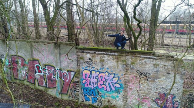 В лесу обнаружили уцелевший фрагмент Берлинской стены (7 фото + видео)