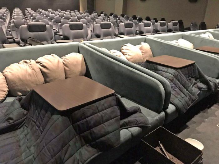 По-домашнему уютный кинотеатр в Японии (2 фото)