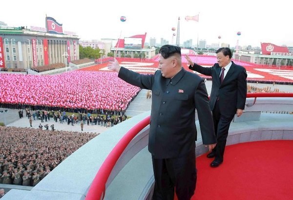 Тысячи солдат и техника стянуты к аэродрому в Пхеньяне для подготовки парада (7 фото)