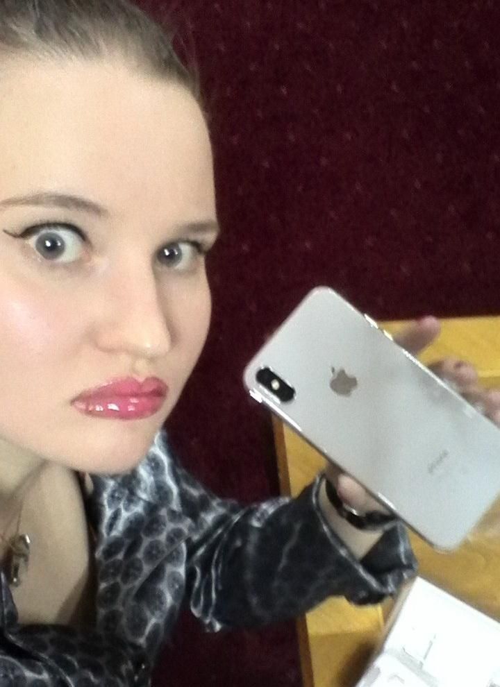 Наталья из Мурманска безумно рада покупке нового iPhone (9 фото)