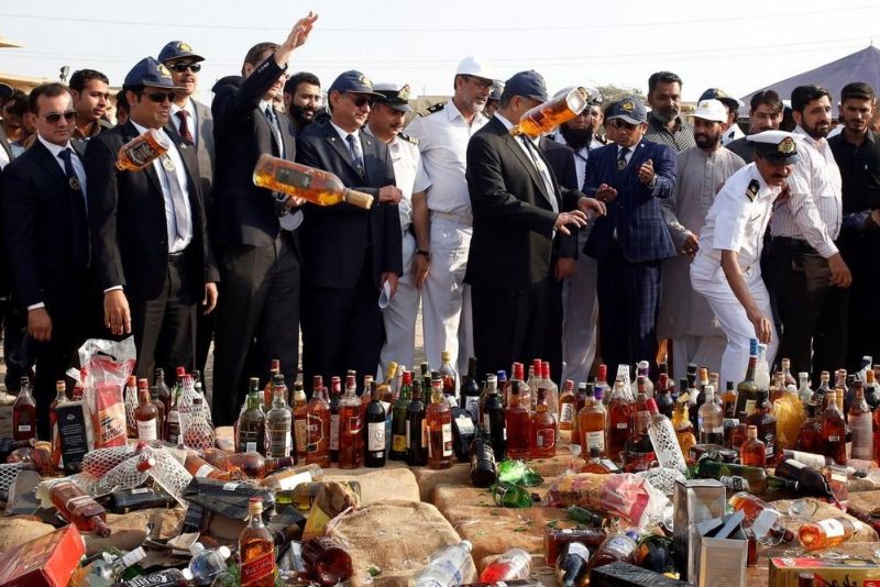 В свой профессиональный праздник пакистанские таможенники уничтожили море алкоголя и центнер марихуаны (7 фото)