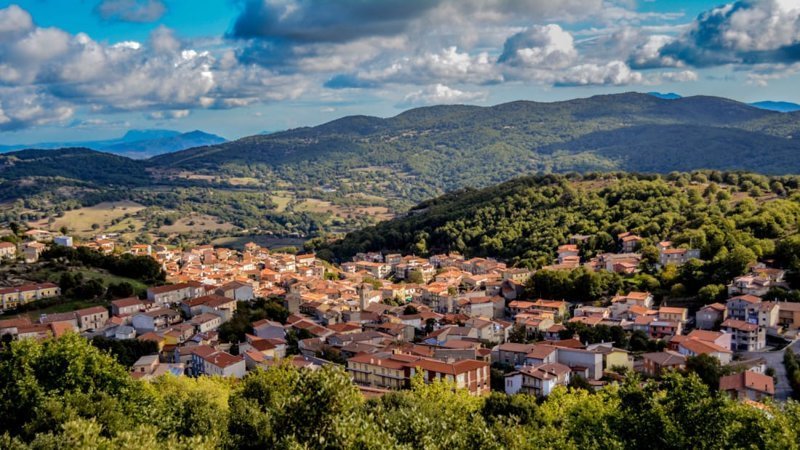 Деревня на Сардинии продает дома за 1 евро, чтобы привлечь новых жителей (10 фото)