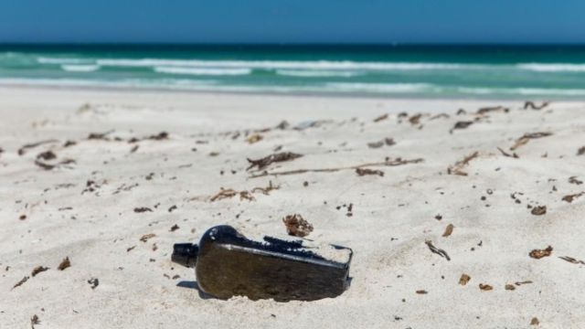 Послание из прошлого в бутылке у берегов Австралии (4 фото)