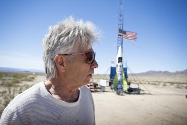 Американец, верящий в плоскую Землю, совершил полет на самодельной ракете (6 фото)