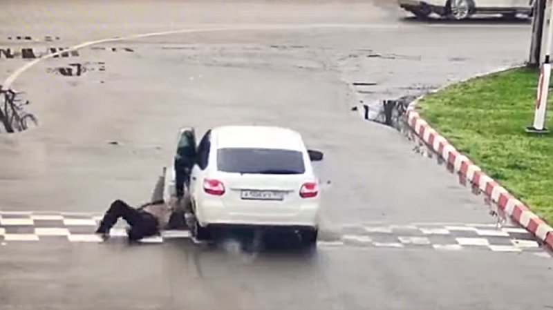 Угон автомобиля в Майкопе: вор протащил хозяина машины по асфальту (1 фото + 4 видео)