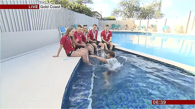 Спортивный комментатор падает в бассейн во время репортажа (3 фото + 1 видео)
