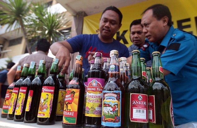 В Индонезии за месяц поддельный алкоголь убил 100 человек (8 фото)