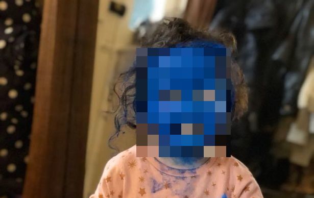 Трехлетняя девочка перевоплотилась в настоящего Смурфа (4 фото)