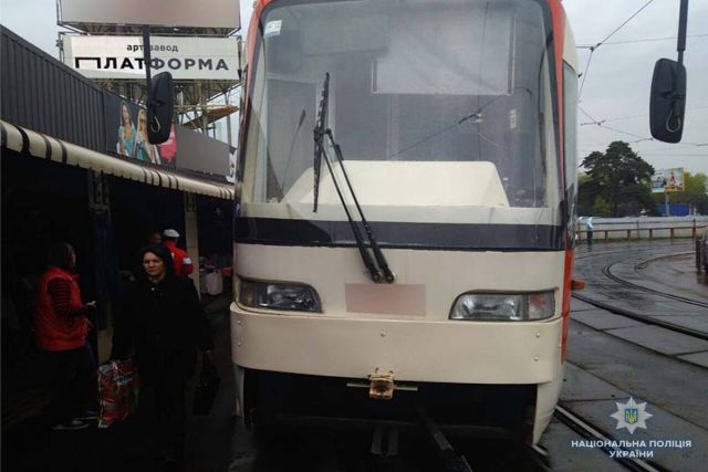 В Киеве пенсионерка получила двойной перелом во время поездки на трамвае (3 фото)