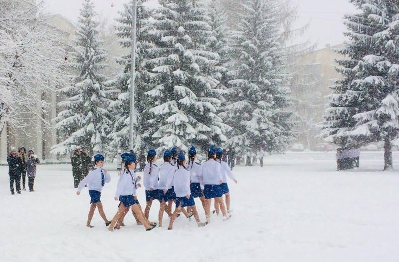 Спирт и витамины получили дети, маршировавшие в летней форме по снегу (3 фото)