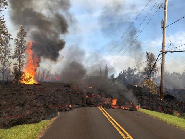 На Гавайях извергающийся вулкан Килауэа уничтожает все вокруг (7 фото)