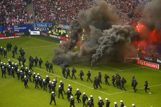 Фанаты ФК «Гамбург» устроили беспорядки после вылета из Бундеслиги (11 фото)