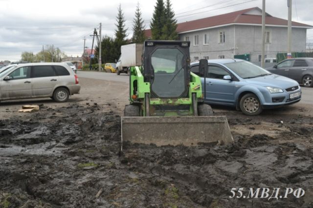 В Омской области мужчина угнал погрузчик, чтобы вытянуть застрявший автомобиль, но его план провалился (3 фото)