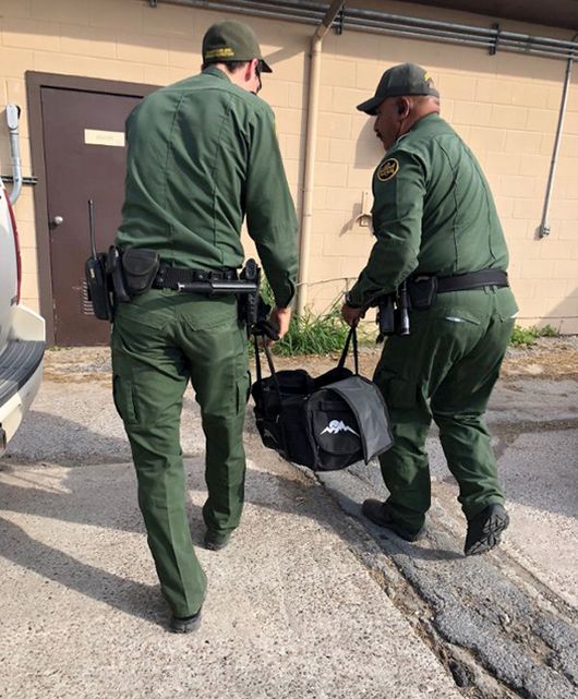Находка американских пограничников в брошенной нелегалами сумке (5 фото)