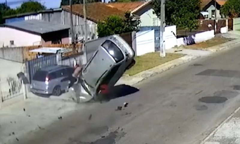 Пассажир на полной скорости вылетел из окна угнанной машины! (3 фото + 1 видео)