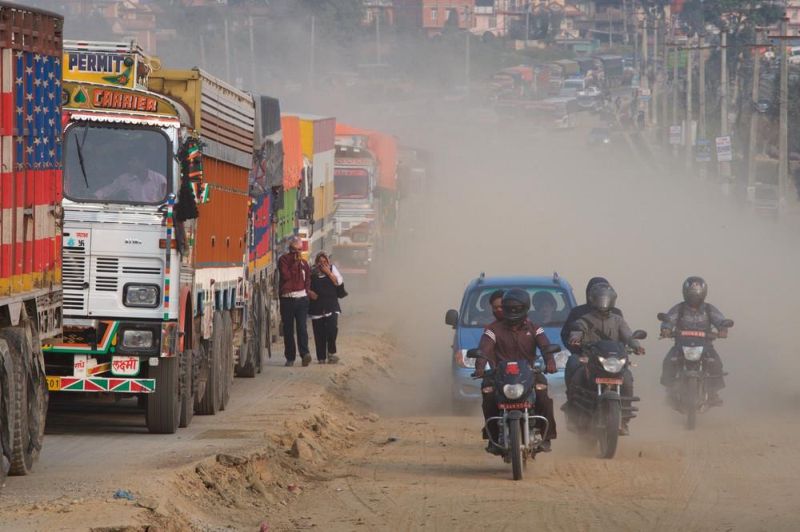 Разруха и пылевая завеса на дорогах Катманду (11 фото)