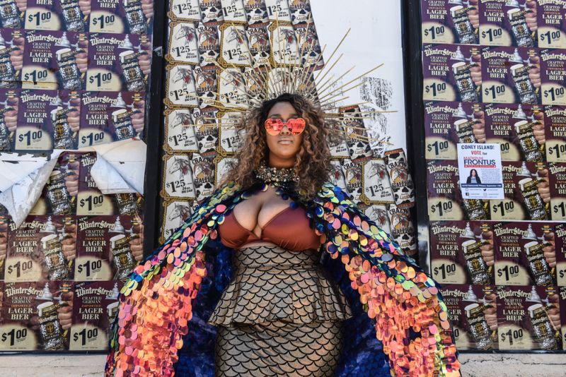 Парад русалок на Кони-Айленд повеселил колоритными персонажами (22 фото)