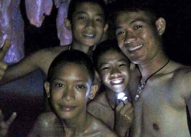 12 детей провели в пещере 10 дней, но спасти их смогут только через несколько месяцев (3 фото + видео)