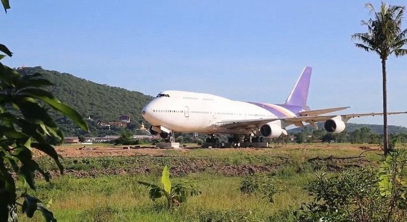 Жители тайской деревни обнаружили в поле Boeing 747 (5 фото + 1 видео)