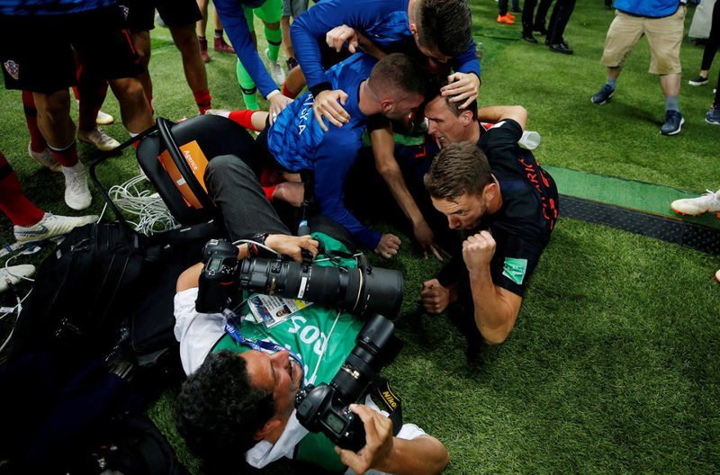После победного гола в ворота Англии хорваты чуть не затоптали фотографа (13 фото)