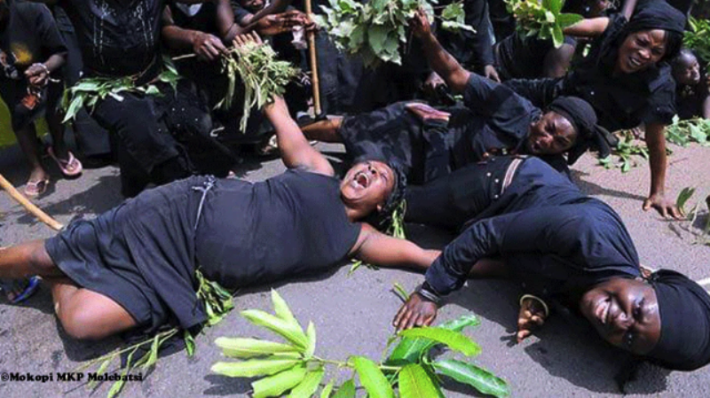 Жительницы Ганы зарабатывают на жизнь, рыдая на чужих похоронах (3 фото + 1 видео)
