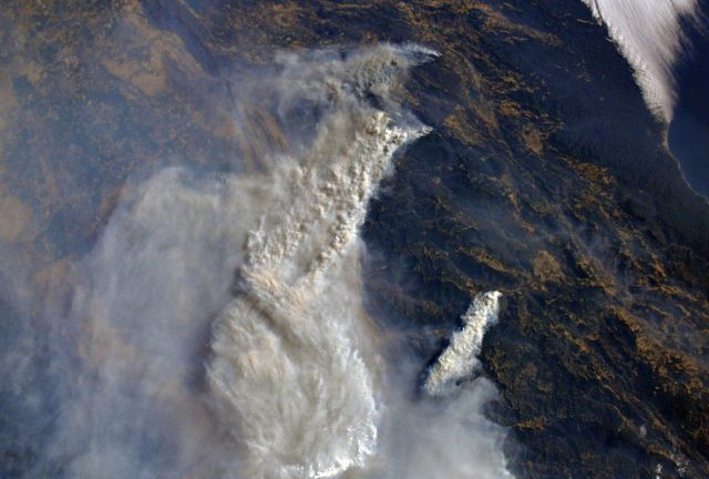 Бортинженер МКС Олег Артемьев показал пожары в Калифорнии с орбиты (4 фото)