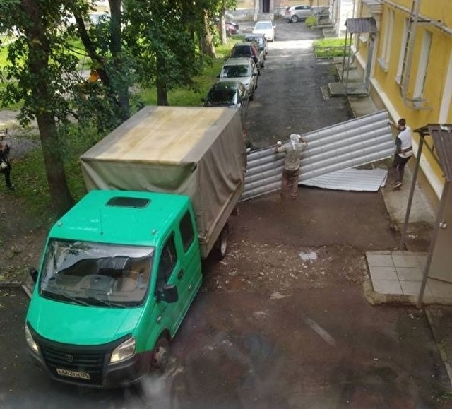 В Челябинской области строители демонтировали крышу многоэтажного дома из-за неоплаченного счета за ремонт (3 фото)