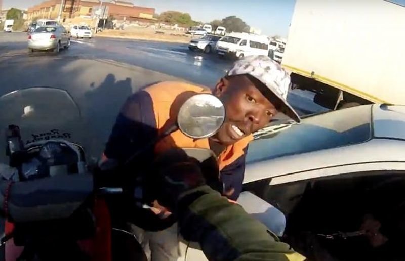 В Южной Африке храбрый байкер предотвратил ограбление с помощью мотоцикла (3 фото + 1 видео)