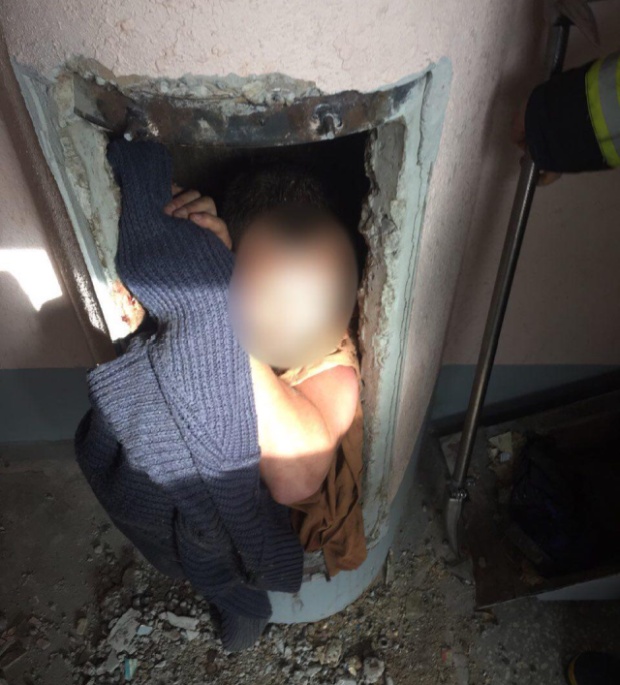 Житель Минска застрял в мусоропроводе (5 фото + видео)