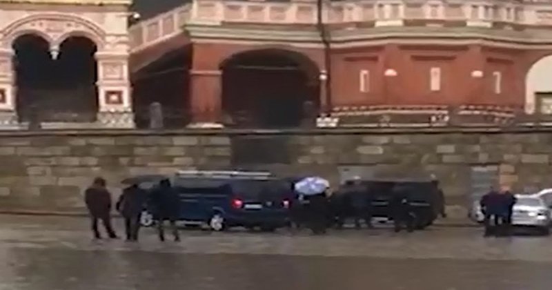 Водитель «Гелика» из Приморья грозил убить себя у Кремля (2 фото + 1 видео)