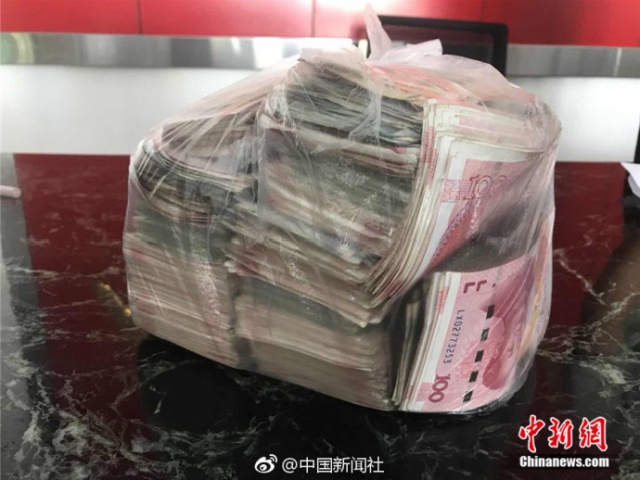 Уборщица нашла полный пакет денег, но вернула его владельцу (5 фото)