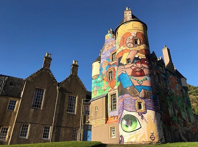 Старинный замок Келберн, разрисованный современными граффити (11 фото)