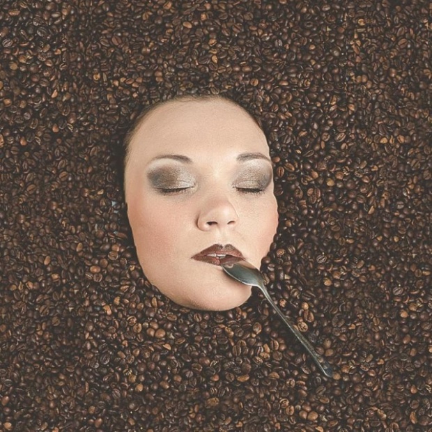 Обратная сторона фотографии с утопающей в кофейных зернах девушкой (2 фото)