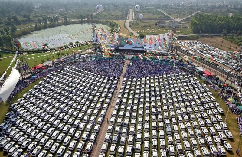 Индийский бизнесмен купил сотрудникам своей компании 600 новых автомобилей (11 фото)