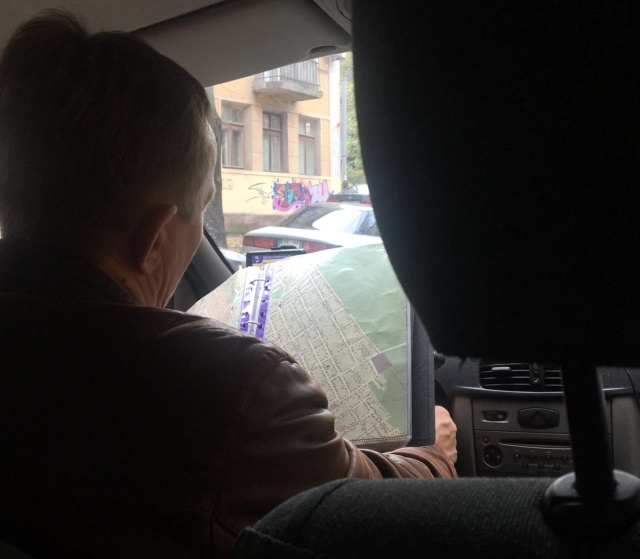 Олдскульный таксист, который привык работать по старинке (3 фото)