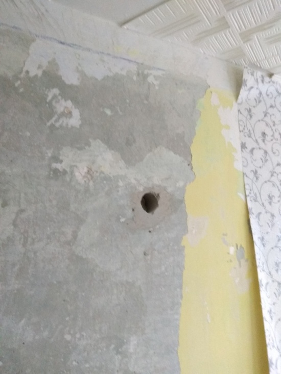 Новые приколы 2018: Неожиданное отверстие в стене, обнаруженное при ремонте квартиры (6 фото) - 11.11.2018