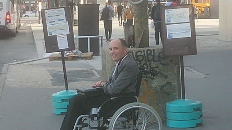 В Париже водитель автобуса выгнал всех пассажиров, которые не пускали мужчину в инвалидном кресле (4 фото)