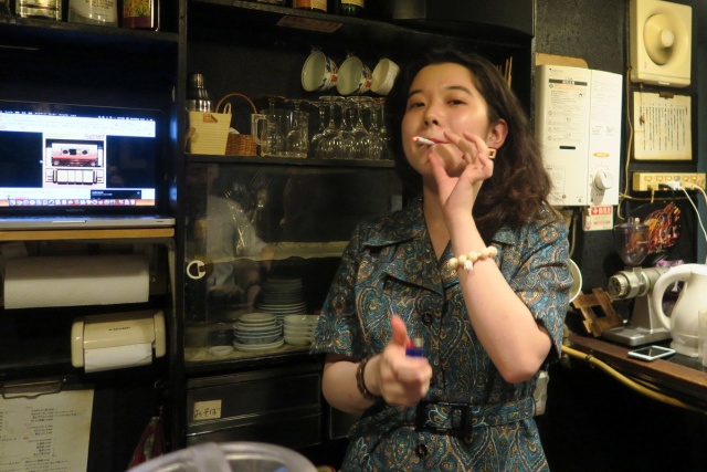 Необычные правила для курильщиков в Японии (18 фото)