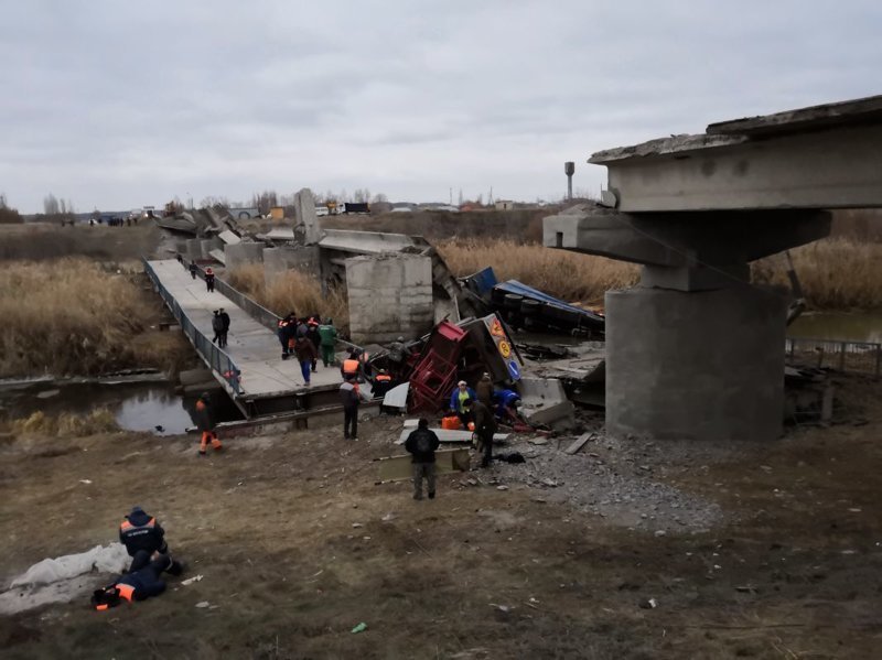 Уже девятый: в Воронежской области под тяжестью двух грузовиков обрушился мост (4 фото + 2 видео)