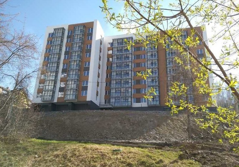 Вёдра и колонка: элитную многоэтажку в Екатеринбурге сдали без воды (3 фото)