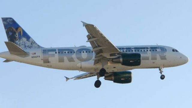 Авиалайнер Airbus A320 потерял часть обшивки после взлета (4 фото + видео)