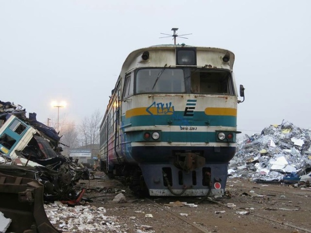 Уничтожение старого дизель-поезда в Эстонии (9 фото)