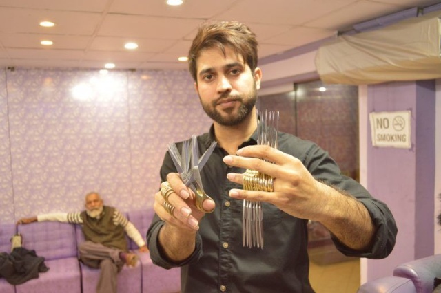 Эдвард Руки-ножницы в реальной жизни: пакистанец стрижет посетителей 27 парами ножниц (6 фото)