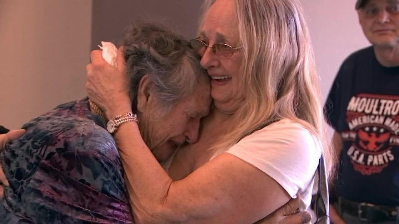 Мать встретилась с дочерью 69 лет спустя (5 фото)