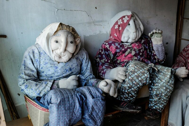 Дом кукол: в Японии создана деревня, призванная обратить внимание на сокращение населения (24 фото)
