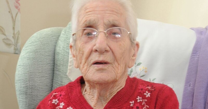 99-летняя старушка получила письмо от жениха с фронта 77 лет спустя (6 фото)